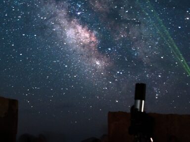 Télescope pointé vers la Voie lactée pendant « Ciel secret »