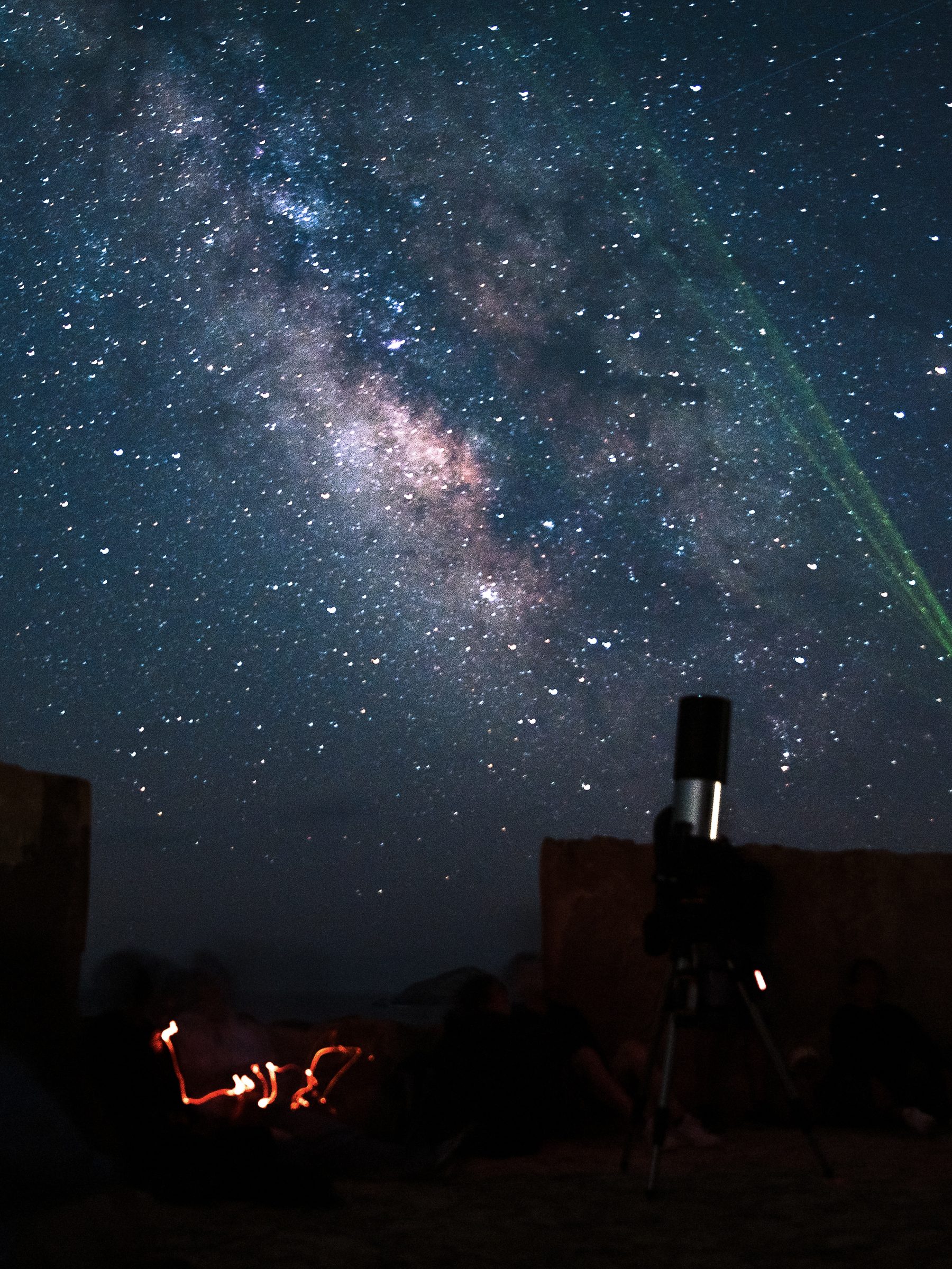 Télescope pointé vers la Voie lactée pendant « Ciel secret »