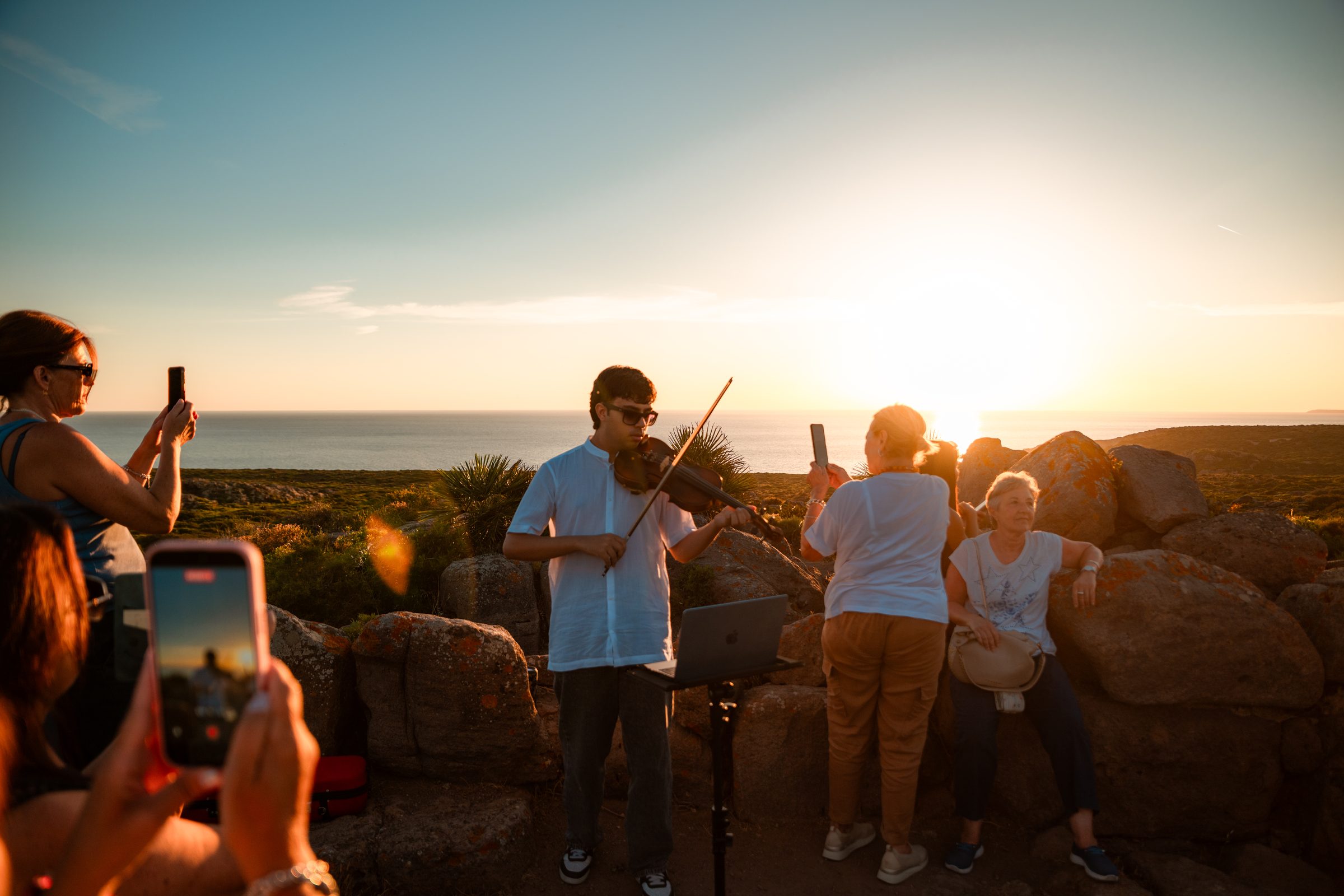 Musique live face à la mer au coucher du soleil, pendant « Du coucher du soleil aux étoiles »